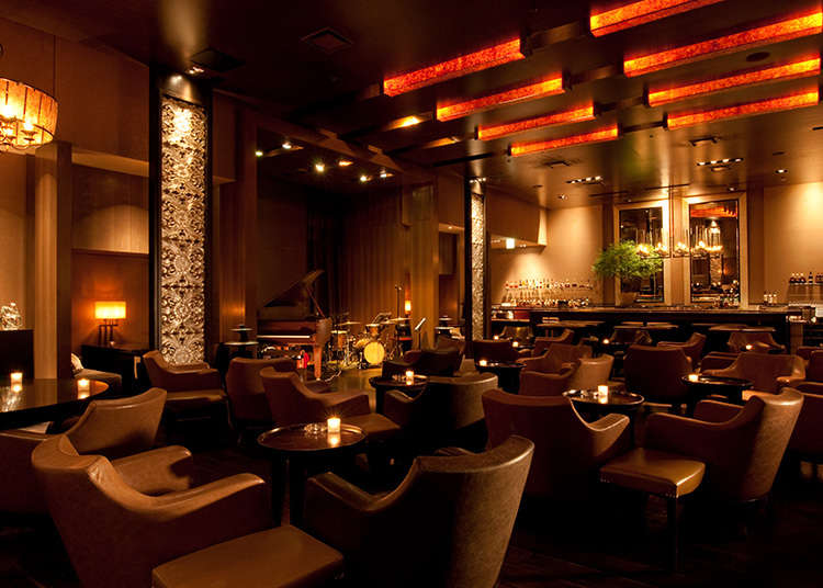 Nikmati Cocktail dan Suasana Bar Dewasa