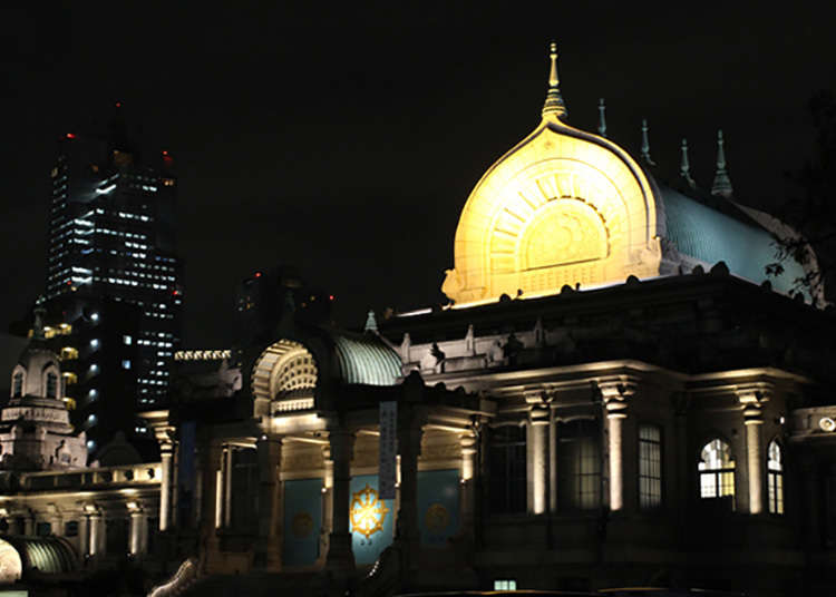 ライトアップされた夜の寺院