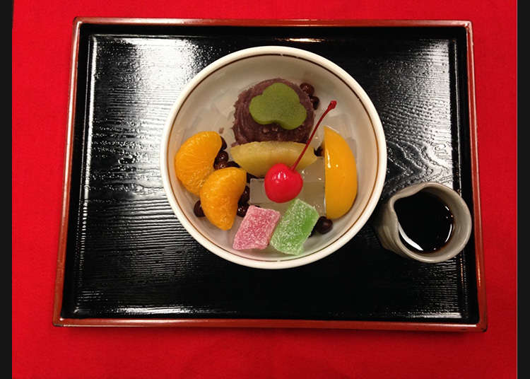夏季風物詩「餡蜜」發祥店鋪 「あんみつ」翻譯參考:http://www.welcome2japan.tw/attractions/dining/sweets/ 因下文會解釋「餡蜜」是何種甜品,故標題不做註釋。
