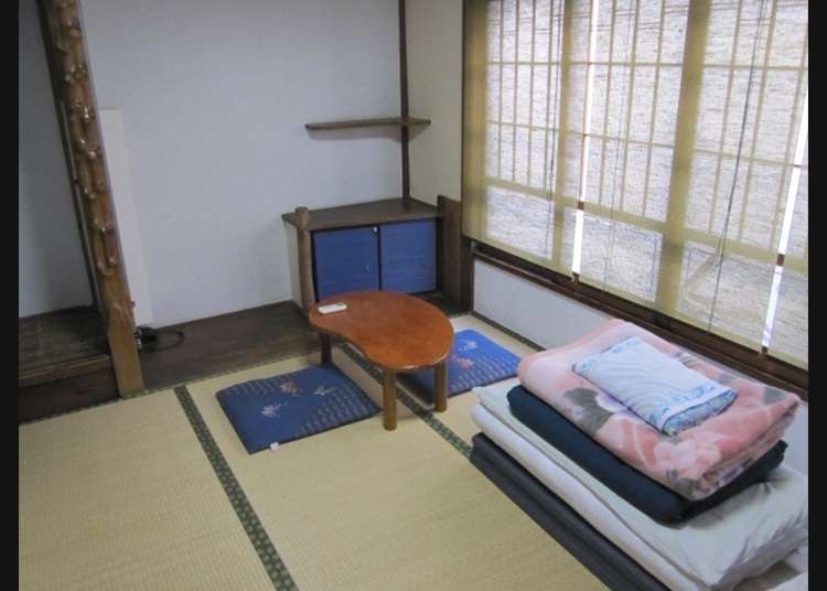 在塌塌米的客房上鋪被褥的日式風格