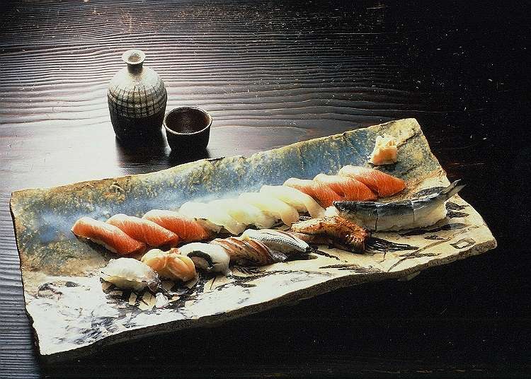 Makan Siang yang Mewah di Restoran Sushi Kelas Atas
