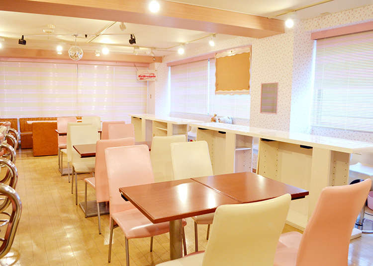모에 문화를 즐길 수 있는 유명한 메이드 카페로