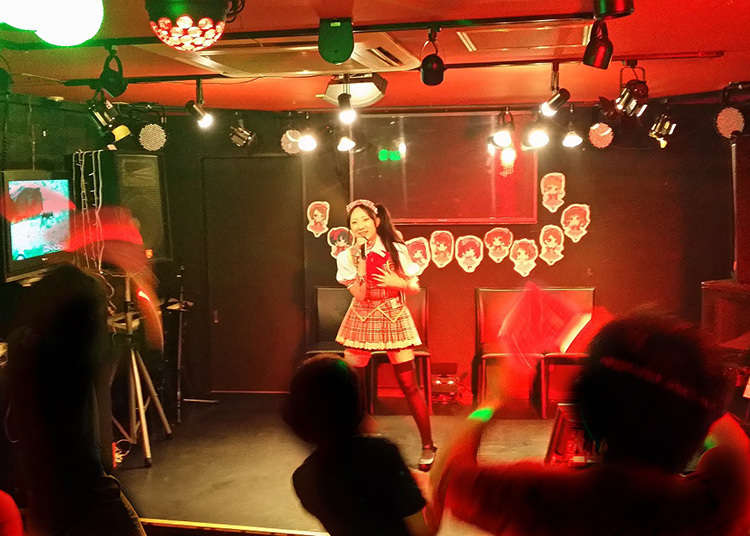 前往观看地下偶像的现场表演