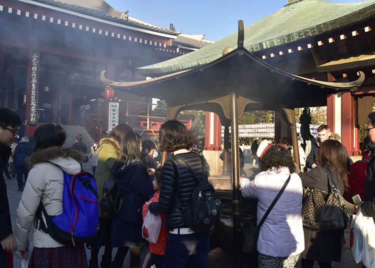 Bermandi asap di Kuil Sensoji