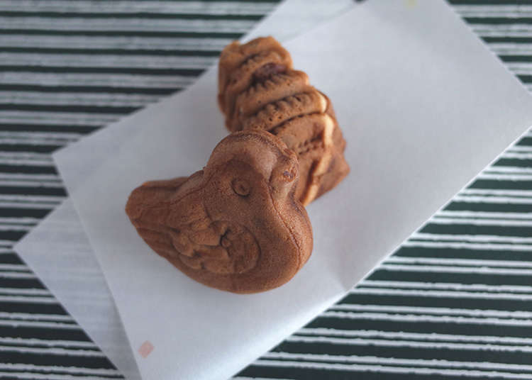 Menikmati kuih Jepun