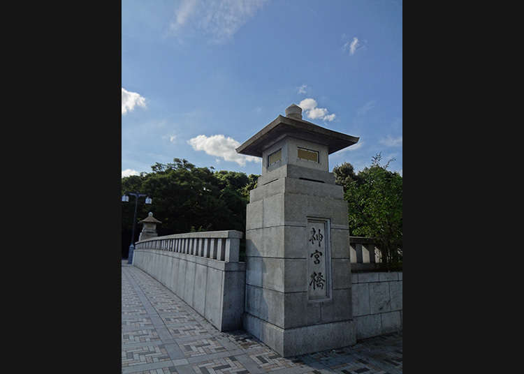 Melintasi Jingu Bashi