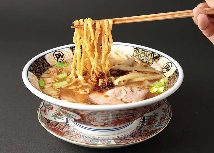 Makan Ramen dengan Sup Kaldu Niboshi