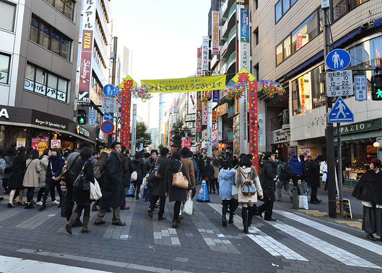 Melepasi jalan utama di Ikebukuro