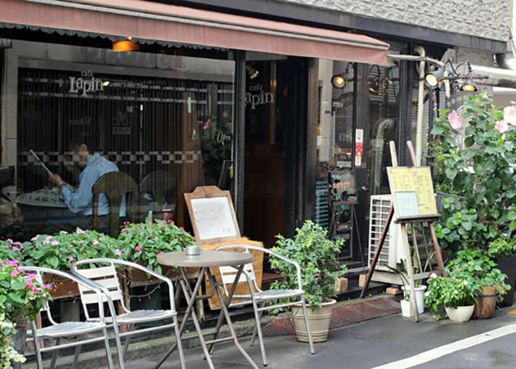 前往步行1分钟的纯咖啡馆“cafe Lapin”