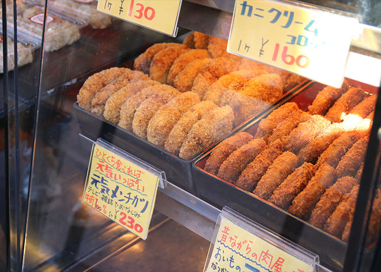 在商店街"谷中银座"边走边吃