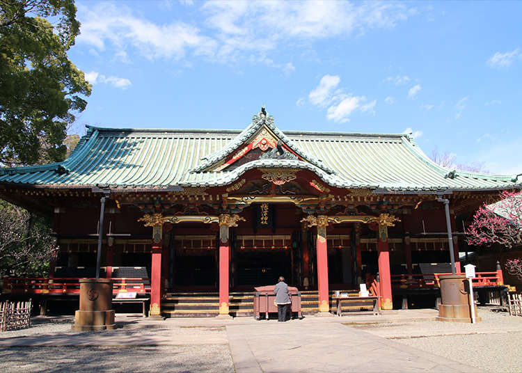在历史悠久且庄严的"根津神社"进行参拜