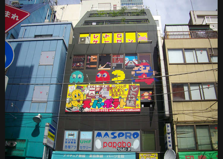 ファミコンなどレトロゲームがズラリ!