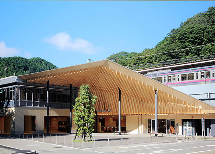 모던 아트 같은 새로운 역사(駅舎)