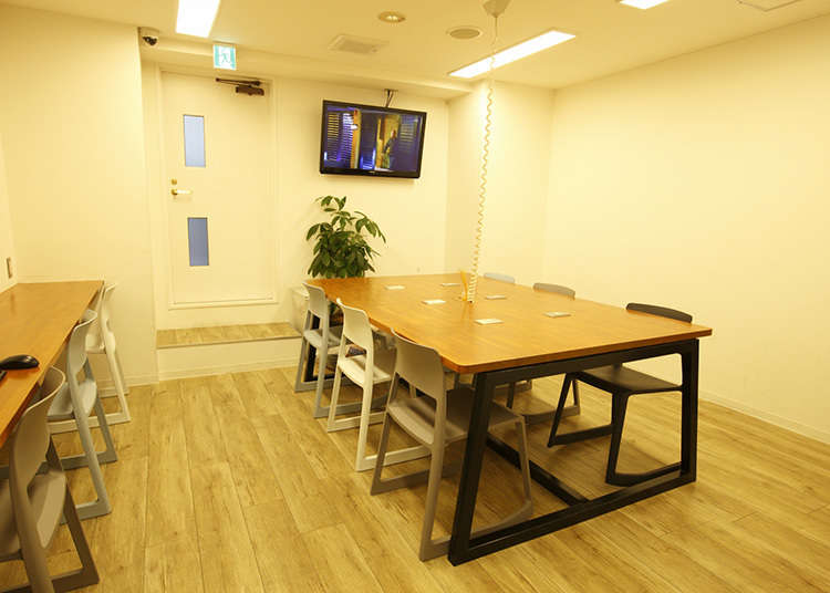 An Increasing Number of Foreign Travelers Stay at Capsule Hotels