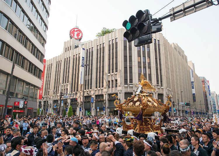Mikoshi berjalan pada hari "Hanazono Shrine reitaisai"