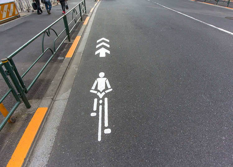 基本上要騎在車道的左側