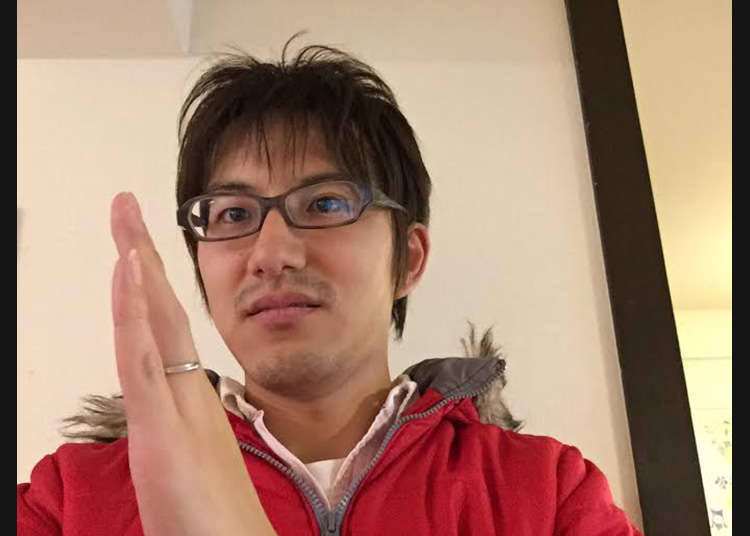 顔の前で手を振る