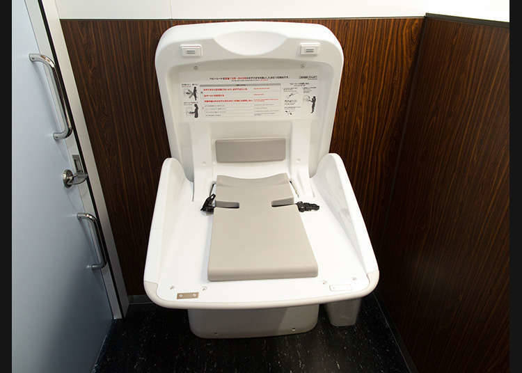 Ada juga yang memiliki fungsi yaitu mengeluarkan suara air mengalir di dinding toilet atau di washlet. Fungsi ini dapat diaktifkan dengan menekan tombol atau mendekatkan tangan ke sensor. Bagi Anda yang merasa tidak nyaman dengan suara saat menggunakan toilet, silakan gunakan fungsi ini!