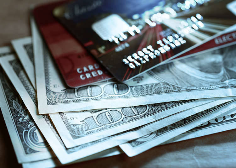 Wang tunai dan kad debit.