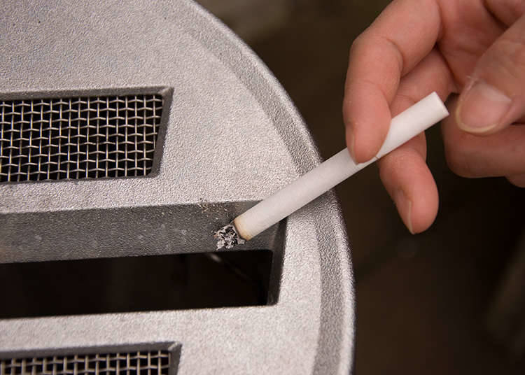 在路上吸烟是不礼貌的行为