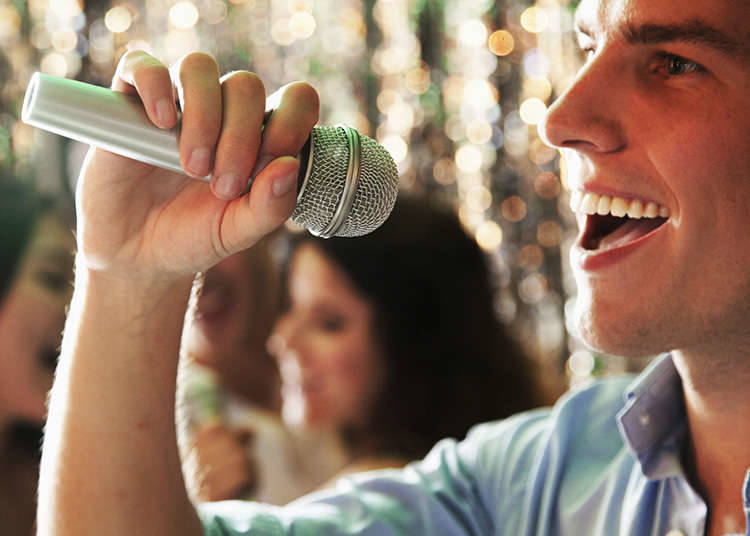 Mengunjungi Kedai Karaoke