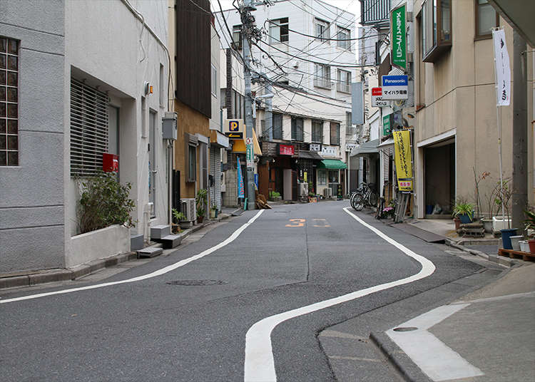 蛇行する区境の道路