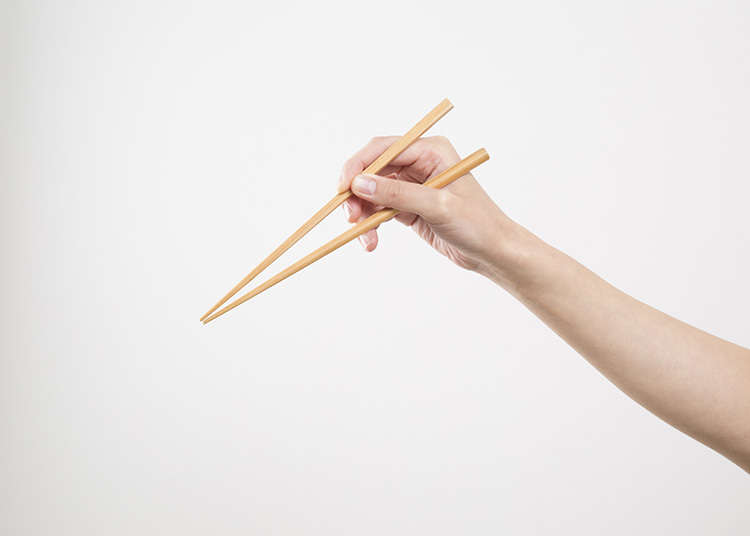 How to hold chopsticks and move them