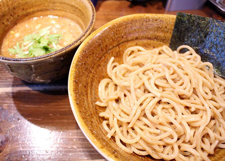 Lezatnya kuah pekat dari ramen Nidaime Enji.