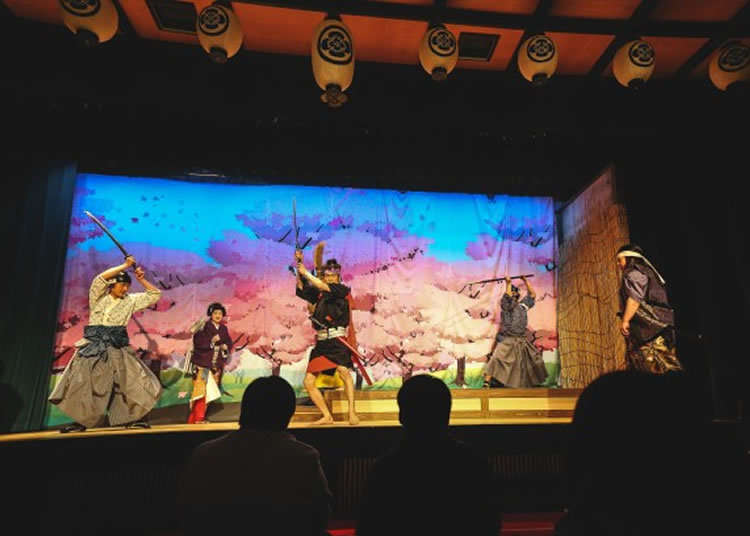 在武士宅邸欣赏戏剧和传统技艺