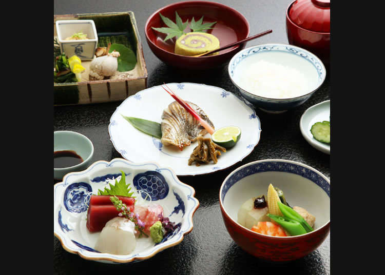 Menikmati dengan puas makan siang masakan Jepang di restoran tua yang didirikan pada zaman Meiji