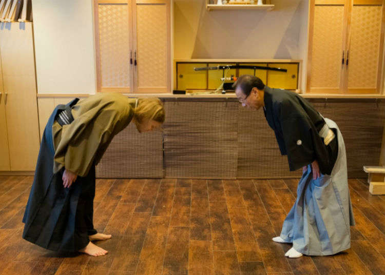 首先向老師行禮