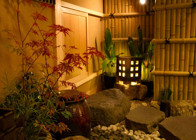 「にじり口」から茶室に入る