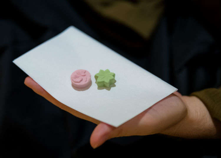 まずは和菓子を頂く