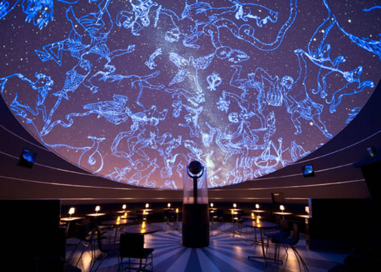 空港内のプラネタリウムカフェ