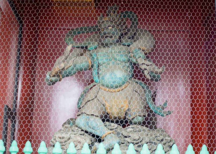 “Patung Dewa Petir (Raijin) dan Patung Dewa Angin (Fujin)” yang Berada di Gerbang Petir (Kaminarimon)
