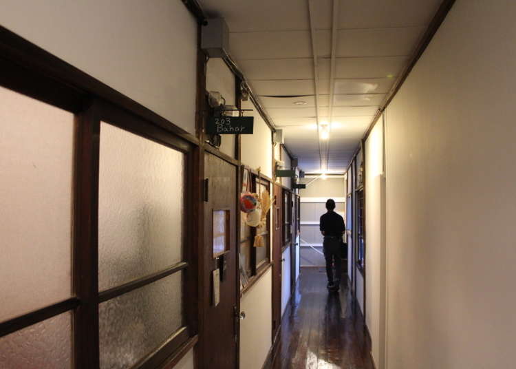 从建筑物左侧的楼梯登上2楼