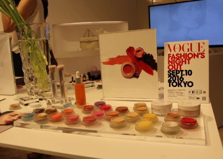 Free make-up services at Pendule Via Bus Stop