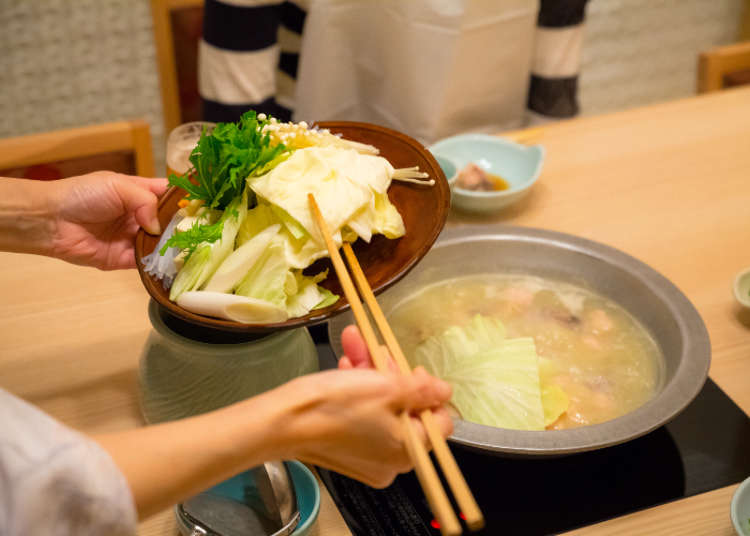 さまざまな部位の鶏と野菜を入れて