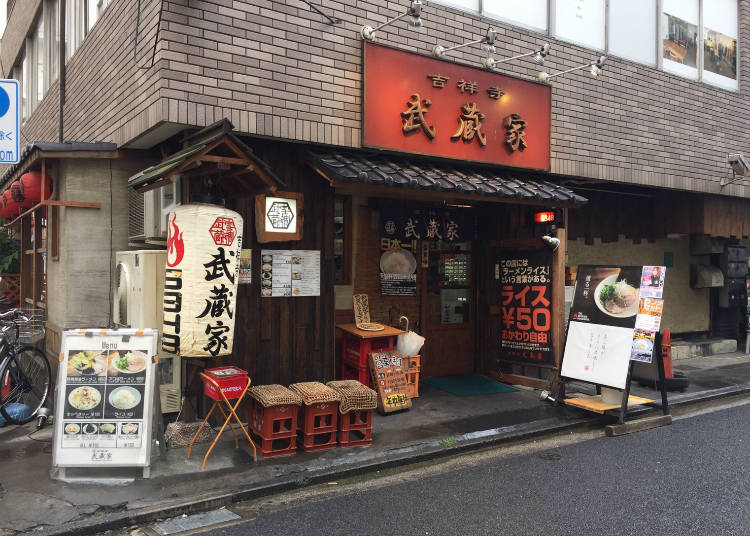 行列の絶えない人気店「武蔵家」