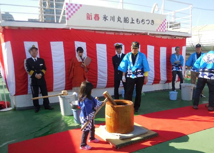新春 氷川丸船上もちつき