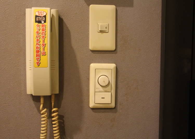 Apa Kegunaan Pesawat Telepon yang Ada di Ruang Karaoke?