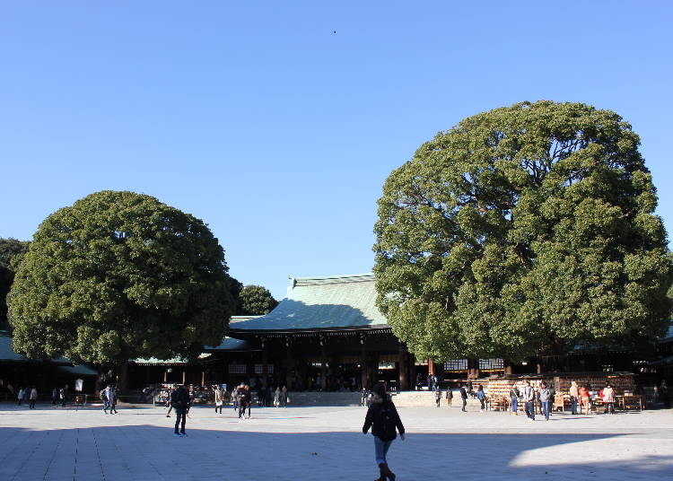 お正月仕度その7:社殿の中では、新年初祈願祭で無病息災を祈っている