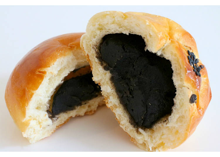 【12】ごまの風味が口いっぱいに広がる!「黒ごまあんぱん」