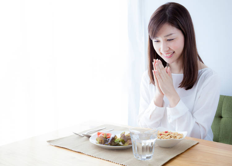 三、吃饭前说「我开动了」,用餐完后说「多谢款待」