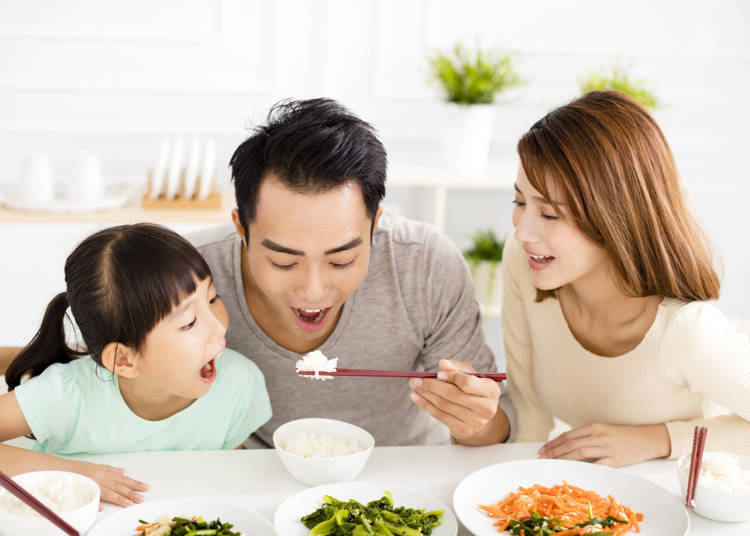 五、吃饭不可低头以口对餐具,应该要端起碗来吃