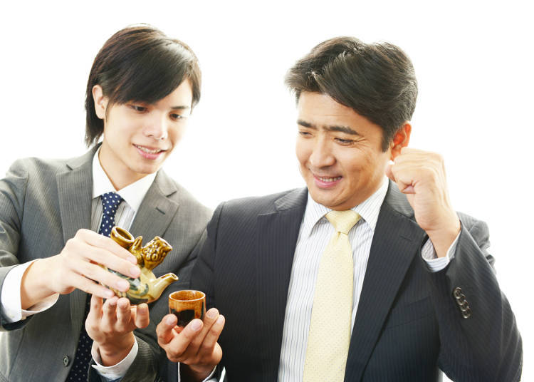 九、两人对饮时,应先帮对方斟酒,再由对方帮自己斟,勿自斟自酌