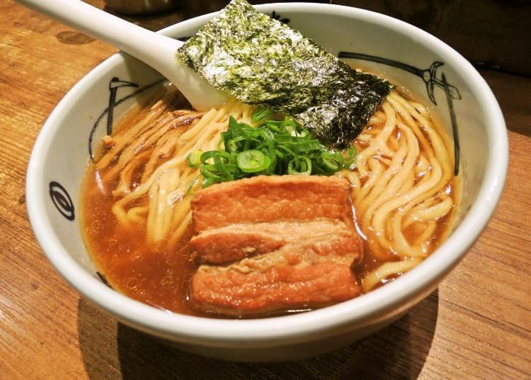 《在地人排隊再長也要吃到!新宿站西口專家推薦必吃的3家人氣拉麵店》