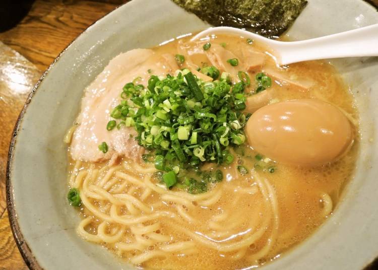 《在地人排隊再長也要吃到!新宿站西口專家推薦必吃的3家人氣拉麵店》