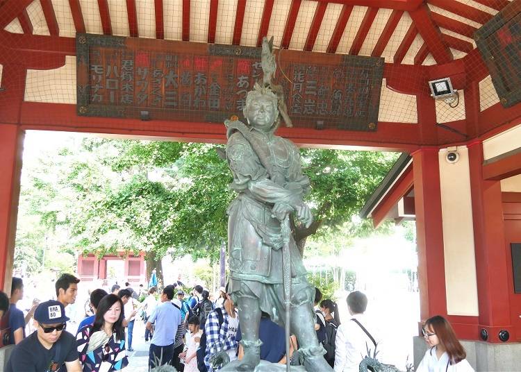 穿過淺草寺的山門「寶藏門」來到寺院境內