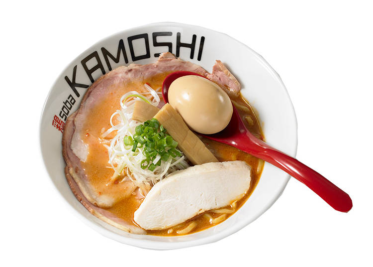 【味噌ラーメン】鶏の旨味が凝縮された贅沢な一杯「鶏soba KAMOSHI」/札幌市